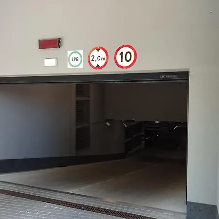Efaga Modern Tower With Private Parking Space * גדינייה